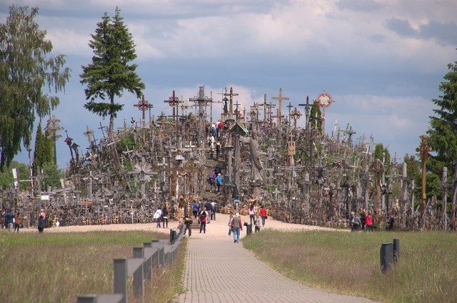1360054123 0 640x425 Hill of Crosses in Lithuania