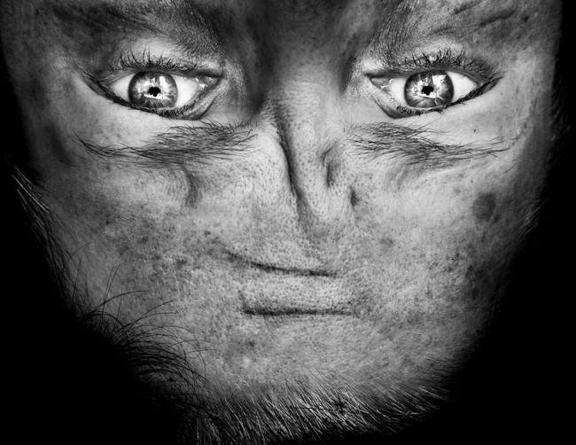 Alienation Upside Down Portraits Make People Look Like Aliens 2014 05 650x502 Alienation   Upside Down Portraits Make People Look Like Aliens