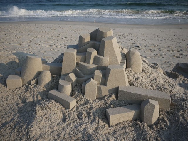 1364209421 0a 640x480 Geometrical Sand Sculpture by Calvin Seibert