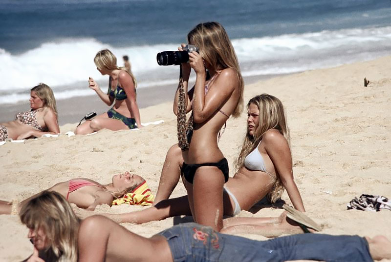 Блондинка и брюнетка на нудистском пляже