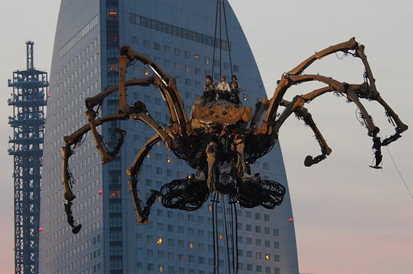 spider1 Two Giant Spiders Takes Yokohama!
