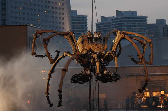 spider2 Two Giant Spiders Takes Yokohama!
