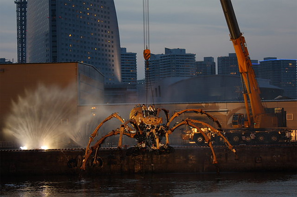 spider4 Two Giant Spiders Takes Yokohama!