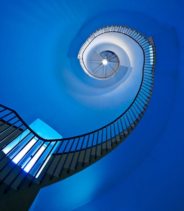 27521 Thirty photographs of dazzling Lighthouse