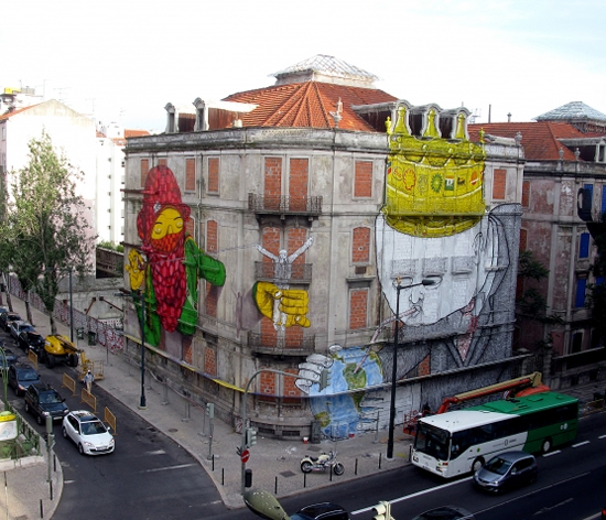 Blu and Os Gemeos at Lisbonne StreetArt BluetOsGemeosfontunepeinturemuraleganteLisbonne2 Blu and Os Gemeos at Lisbonne StreetArt