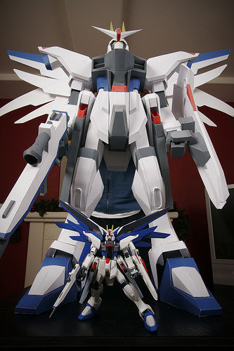 FreedomGundamPaperToy4 pic on Design You Trust FreedomGundamPaperToy4 Freedom Gundam PaperToy 4 ft high !
