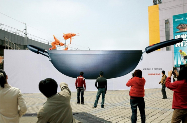 A spectacular event using a giant wok and in line skaters dressed as food SUPORNON A spectacular event using a giant wok and in line skaters dressed as food