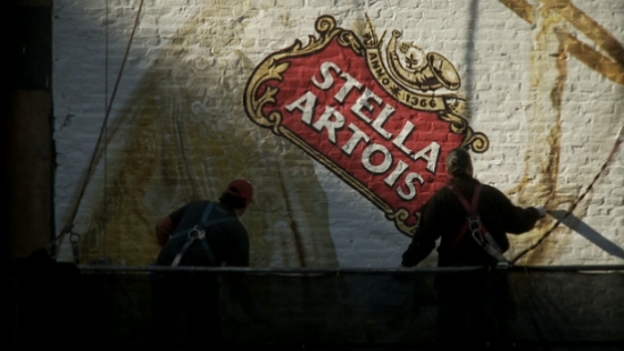 UP THERE Documentary about hand painted advertisings in NY StellaArtoisWallpainterCommercialWandmaler562x316 UP THERE Documentary about hand painted advertisings in NY