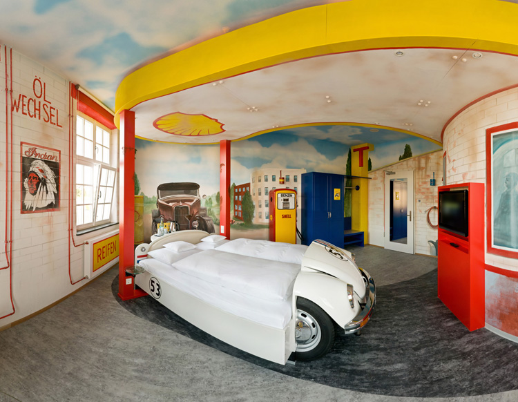 V8HotelThemenzimmerTankstelle01 Hoppe V8 HOTEL in Stuttgart