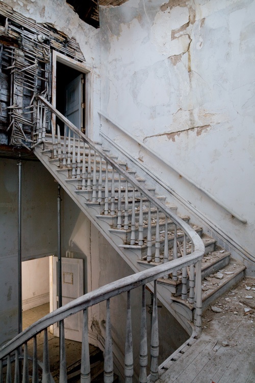 kingstonlounge1 pic on Design You Trust kingstonlounge1 Bone Chilling Photos of Abandoned Places