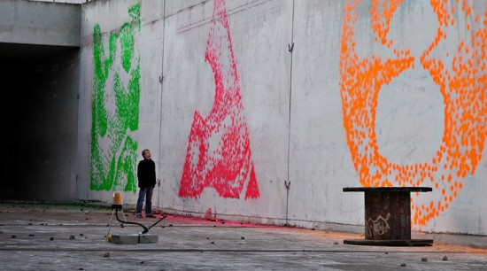 sticky550x306 Facadeprinter   Street Art with paintball