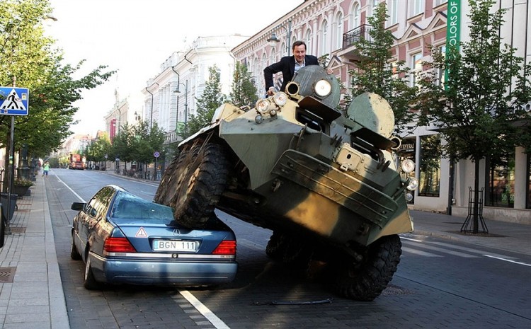 Mayor Crushes Illegally Parked Mercedes With A Tank In Vilnius, Lithuania