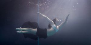 Fantastic Pictures of Underwater Pole Dancing