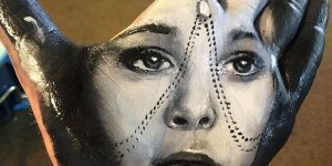 Artist Paints Stunningly Realistic Portraits on His Hand and Stamps Them on Paper