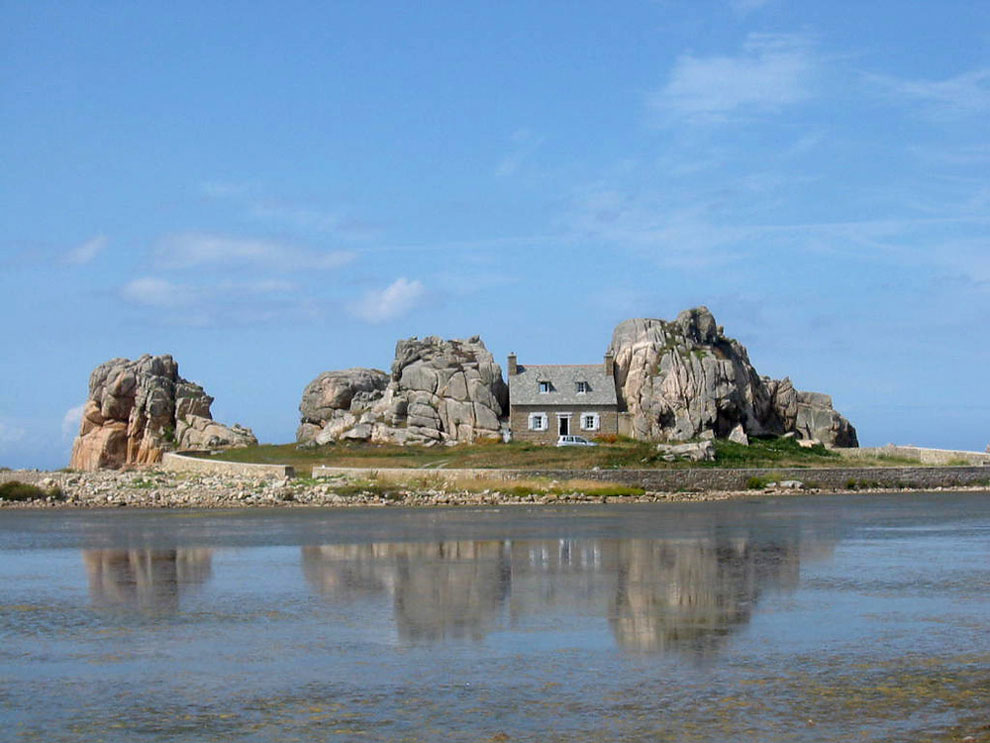 La Maison Du Gouffre – Tiny Old House Between The Rocks » Design You ...
