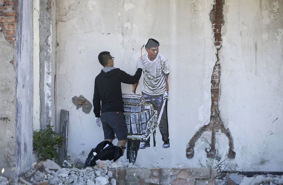 A Day in the Life of Chinese Street Artist