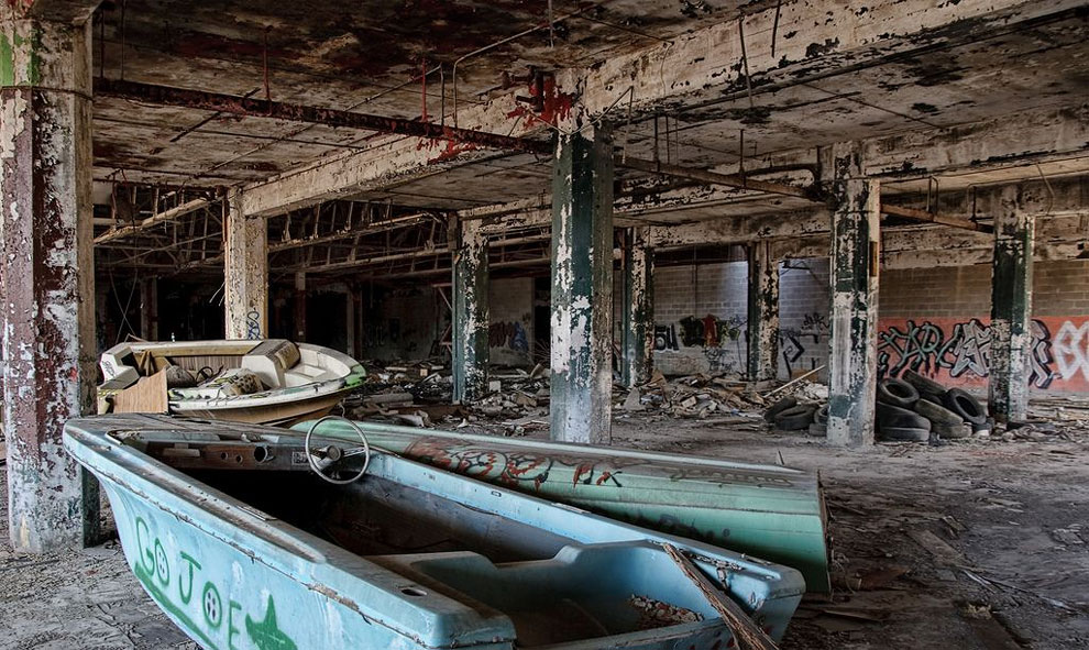 20 Beautiful Photographs Of Urban Decay In Detroit’s Crumbling Ghost ...