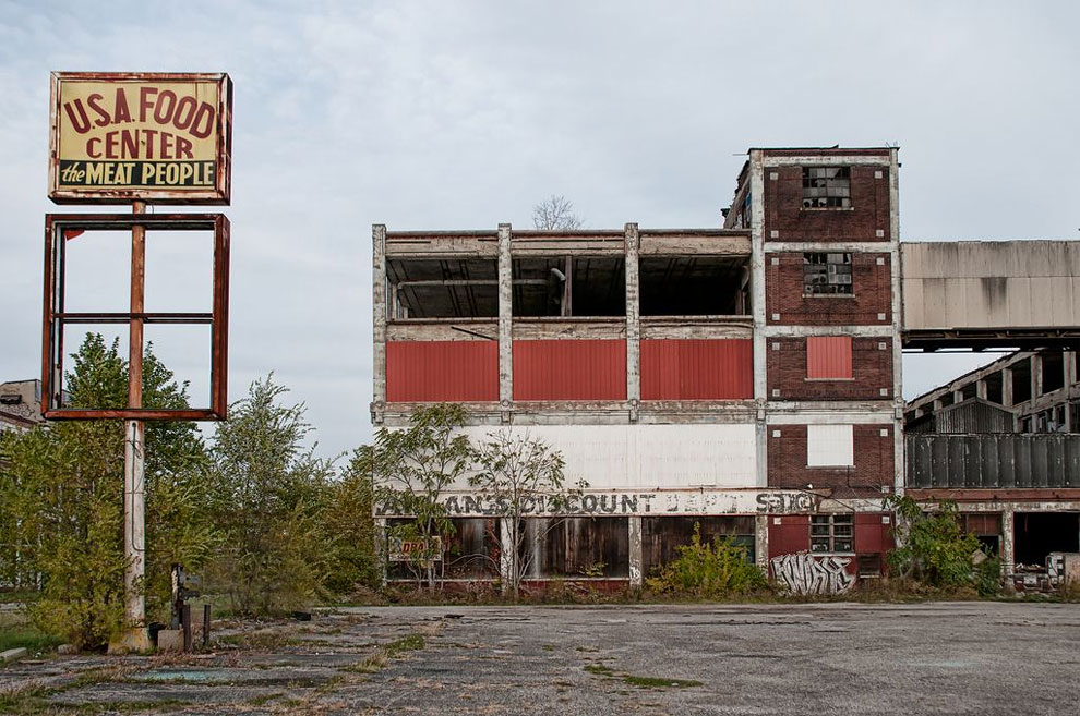 Detroit Crumbling 20 Beautiful Photographs Of Urban Decay In Detroit’s Crumbling Ghost ...