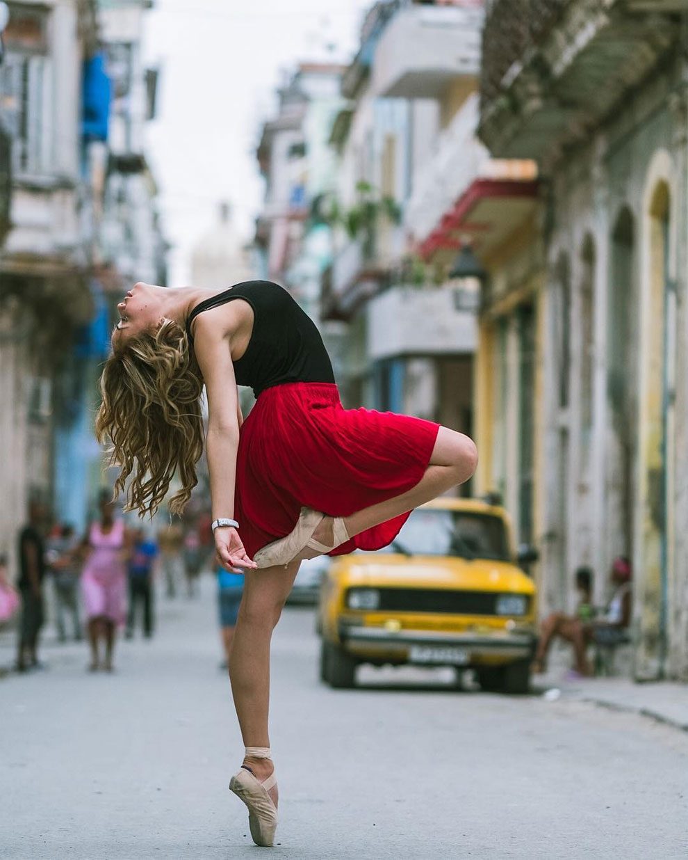 Dancing photo. Фотограф Омар Роблес. Танцующая девушка. Танцы на улице. Фотосессия танец на улице.