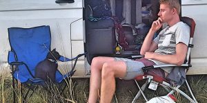 Man Quits Job, Sells Everything To Travel With His Rescue Cat Across Australia