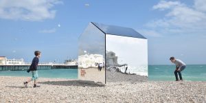 People Went Crazy Taking Selfies In This Mirrored Beach Hut
