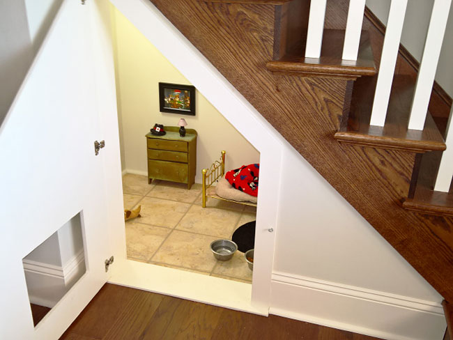 Woman Builds A Tiny Bedroom Under The Stairs For Her Chihuahua » Design ...