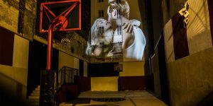 Projection-Mapped PDA Puts Kissing Couples On Display In Paris