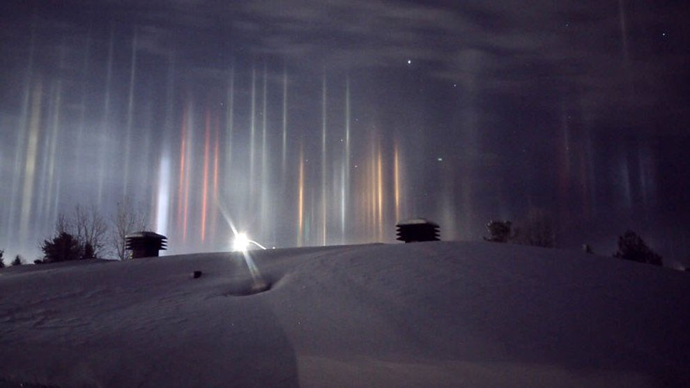 Photographer Captures Otherworldly Light Pillars In Northern Ontario ...