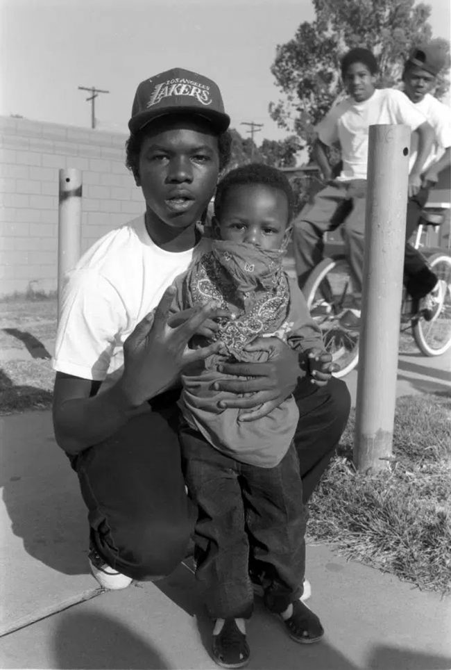 Incredible Photos Show LA’s Notorious Crips Gangsters Posing With Drugs ...