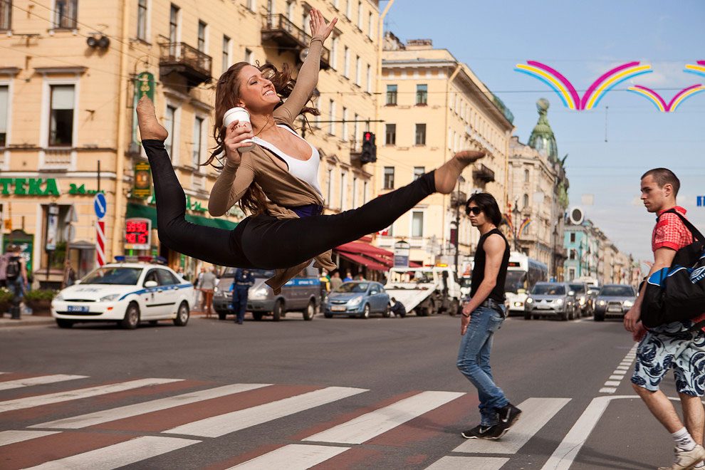 Нестандартные движения. Люди танцуют на улице. Танцы на улицах Санкт-Петербурга. Танцы на улицах Петербурга.