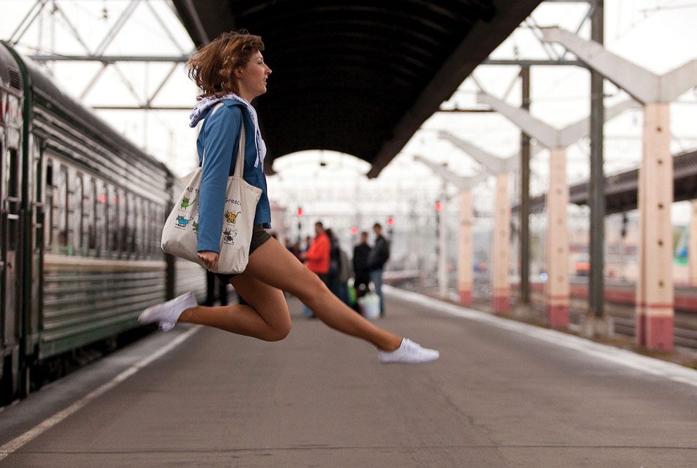 12 любых движения. Фотосессия на вокзале. Танцы на улице. Фотосессия в движении на улице. Девушка в движении.