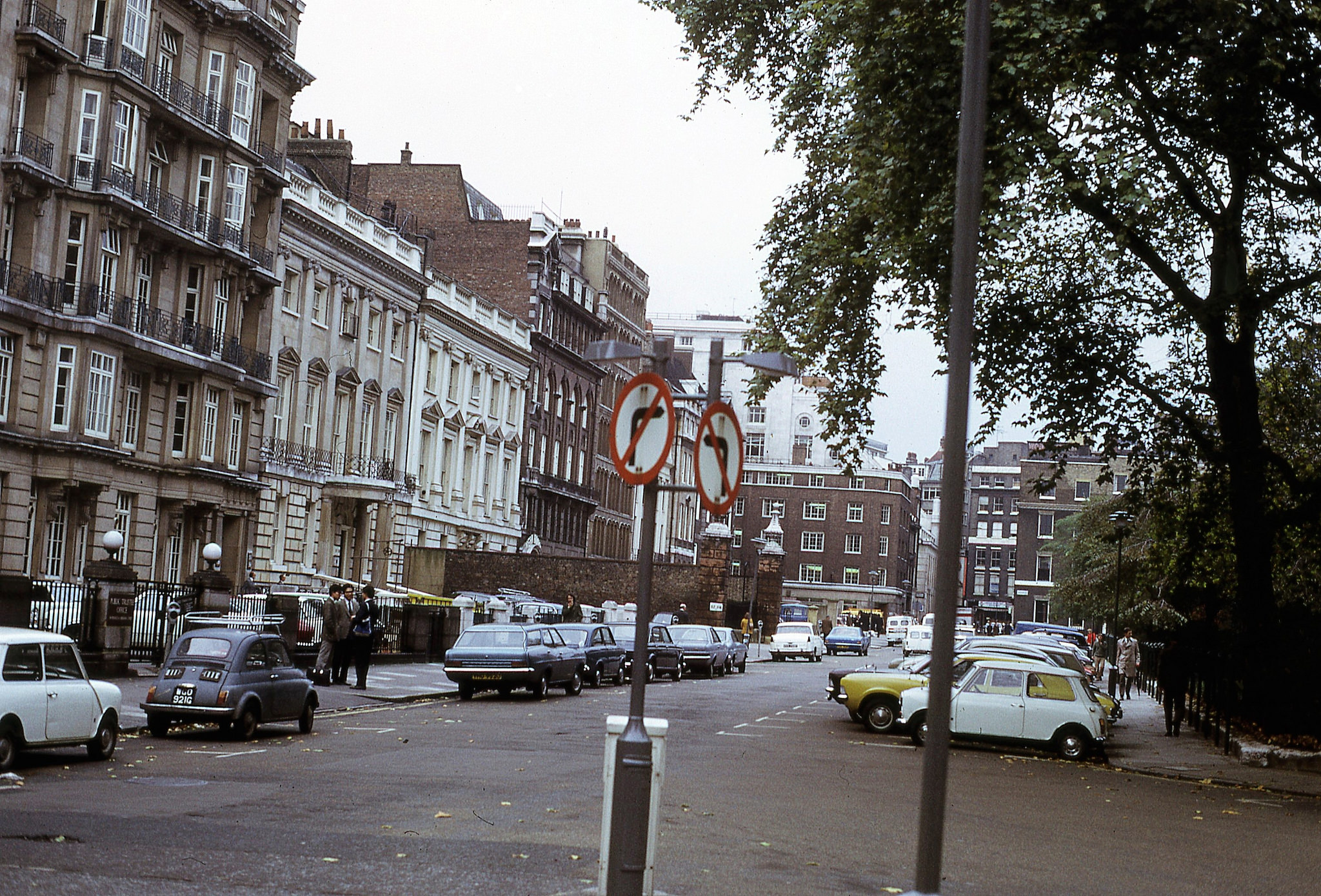 A Photographer Took Glorious Colour Photographs Of London In Early ...