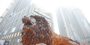 Giant Lion Carved From Single Tree By 20 People In 3 Years Becomes The World’s Largest Redwood Sculpture