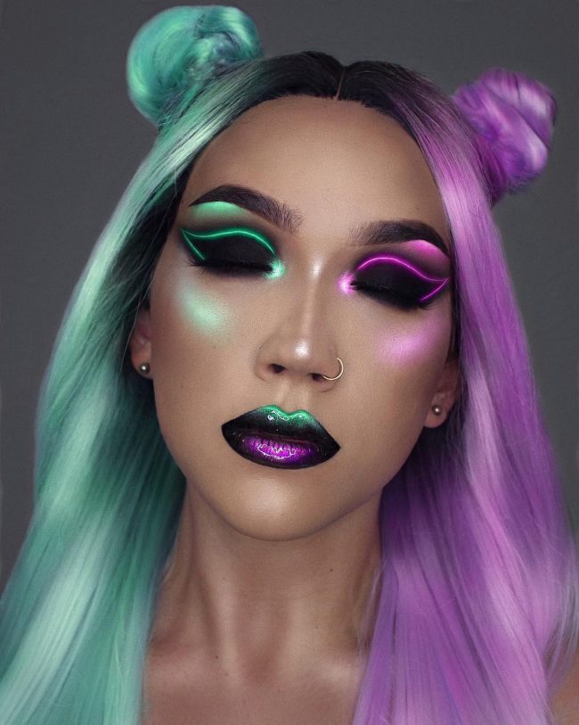 Makeup Artist Transforms Her Eyelids Into Two Gorgeous Shimmering ...