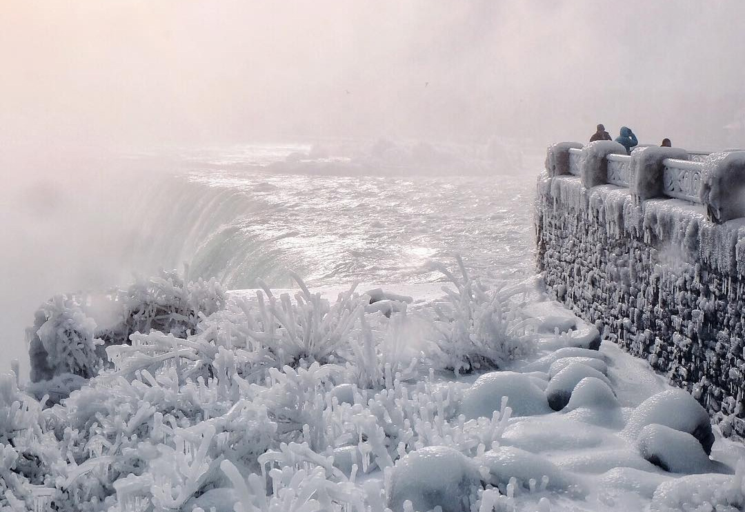 Fascinating Photos Of A Frozen Niagara Falls Taken This Year » Design You Trust