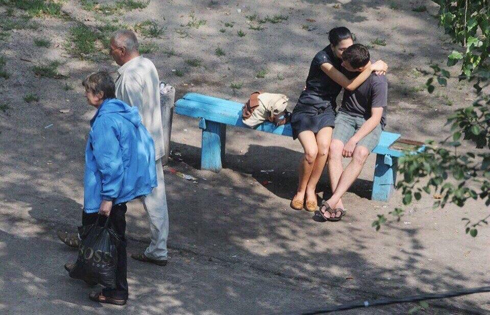 Photographer Spends 10 Years Photographing Same Bench, Captures More ...