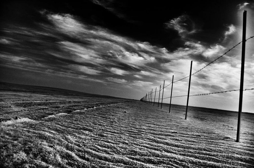 The Beauty Of Dark Arabian Deserts In Stunning Black And White ...