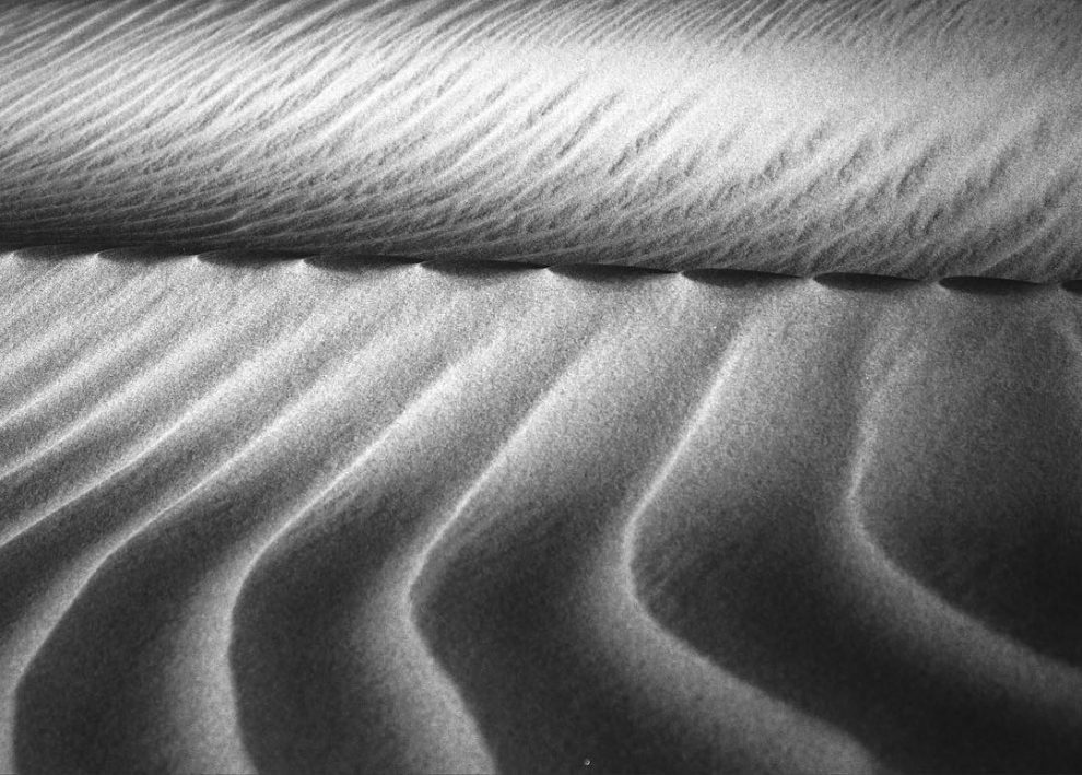 The Beauty Of Dark Arabian Deserts In Stunning Black And White ...