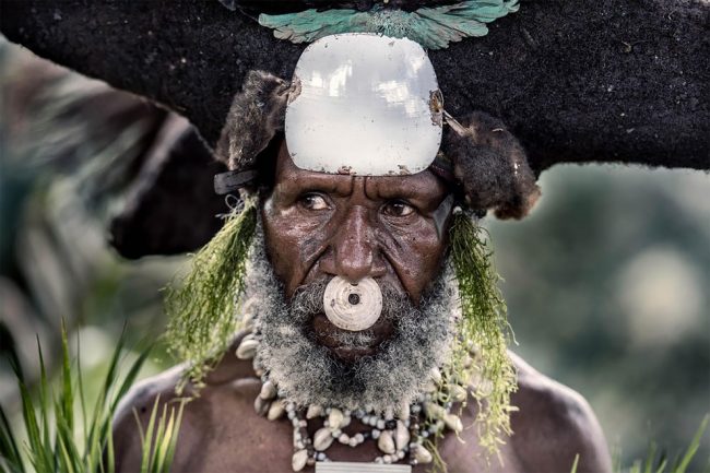 These Powerful Images Capture The Spear-Wielding Tribes Of Papua New ...