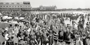 Stunning Photos Of The Victorian People-Watching At The Beach