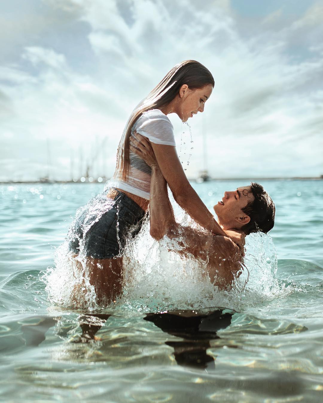 Пары купаются. Мужчина и женщина в воде. Парень. Парень и девушка в воде. Любовь в воде.
