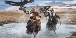 These Stunning Photographs Of The Mongolian Eagle Keepers Show The Incredible Bond Between Man And Bird