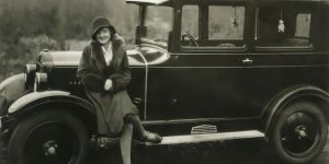 Charming Photos Of Cool Girls Posing With Their Cars In The 1920s