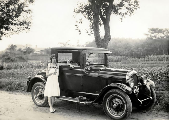 Charming Photos Of Cool Girls Posing With Their Cars In The 1920s ...