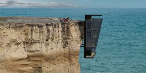 Bizarre House Hangs Perilously Over a Cliff’s Edge in Australia