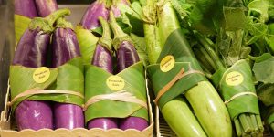 Asian Supermarkets Go Back To Using Leaves Instead Of Plastic