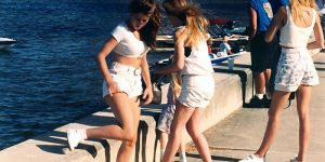 Cool Pics Defined Fashion Trend Of Young Women In The 1990s