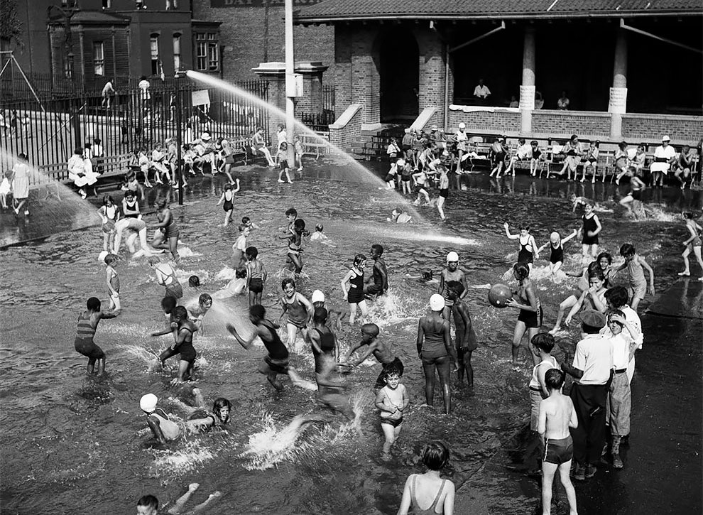 Stunning Vintage Photos Of Swimming In New York’s Open Air Pools In