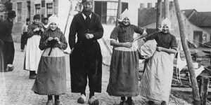 Fascinating Vintage Photographs of Dutch Men In Traditional Volendam Worker Pants