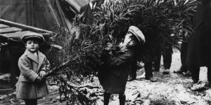 Fascinating Vintage Photographs Documented A Spirit Of Christmas In The 1895–1930s
